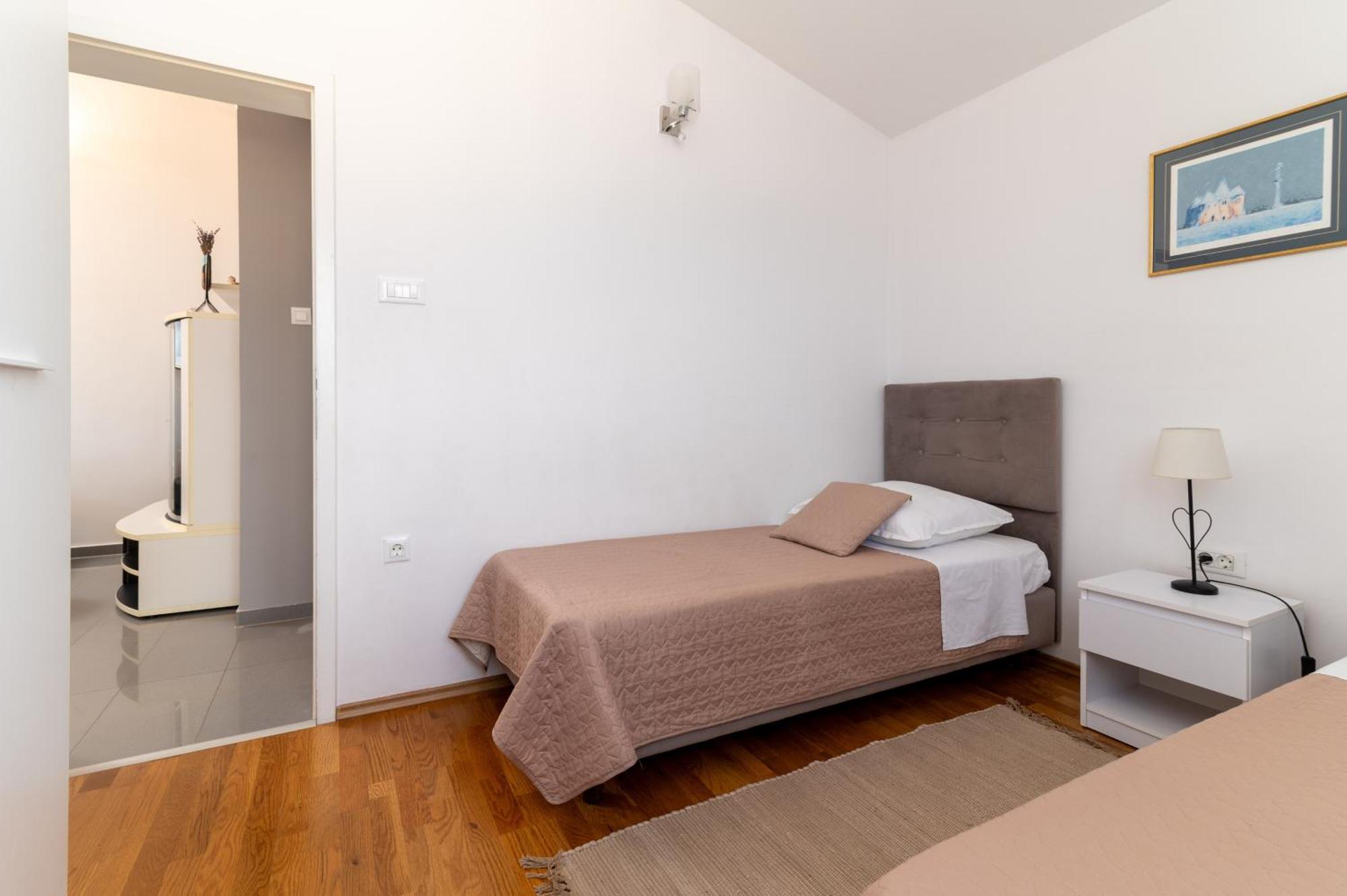 Apartments With A Parking Space Slatine, Ciovo - 5158 Трогир Номер фото